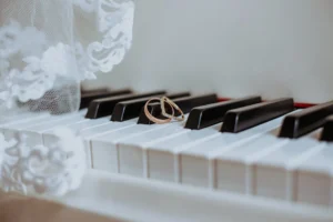 Golden rings on piano keyboard - Credits: pexels