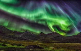 Stunning green Aurora Borealis lighting - Credits: pexels