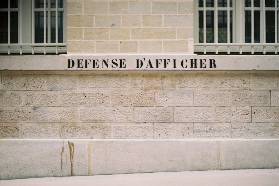 Wall in Paris displaying 'Défense d'afficher' in a minimalist setting. Perfect for design backgrounds. - Credits: pexels