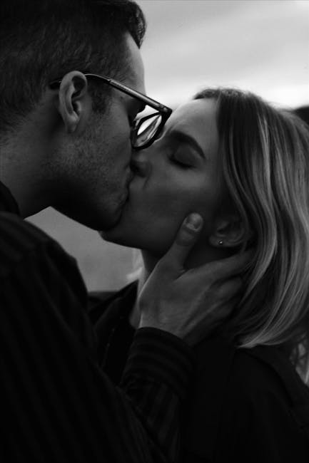 A close-up black and white - Credits: pexels
