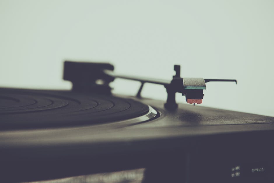 Detailed view of a vintage turntable, highlighting the stylus and platter for retro audio enthusiasts. - Credits: pexels.com