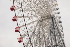 View of a towering ferris - Credits: pexels